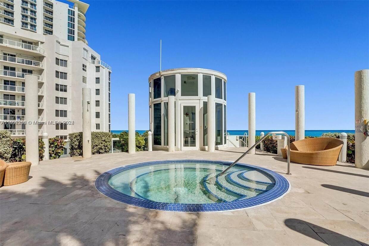 Primary Photo - 17201 Collins Ave