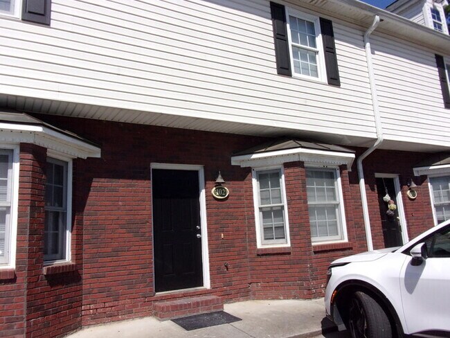 Foto del edificio - Beautifully Updated 2 Bedroom 2 Bath Townhome Minutes to Downtown Rock Hill