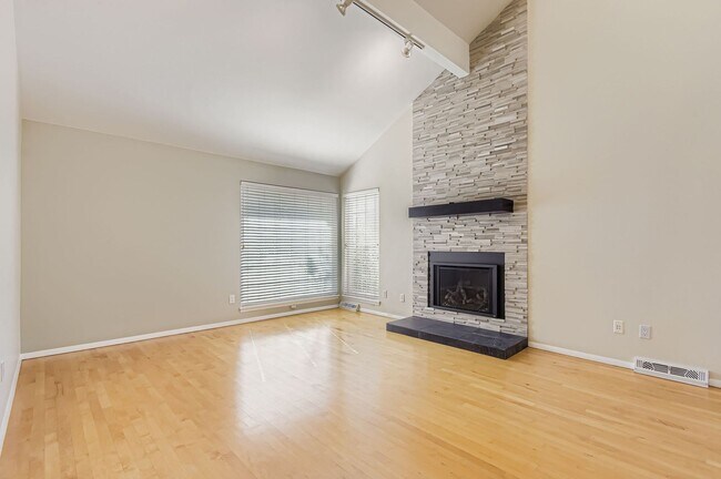 Building Photo - Evolve Real Estate: Charming 3 Beds/2 Bath...