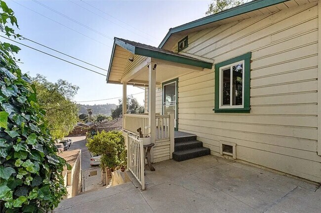 Foto del edificio - 3015 Kemper Ct