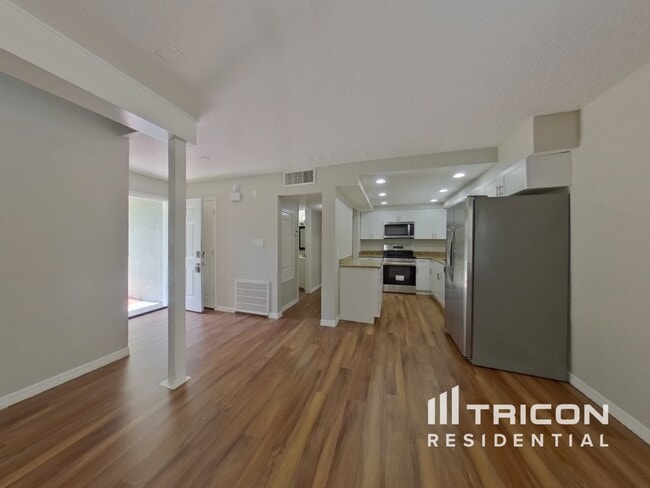 Building Photo - 4011 Palm Dr