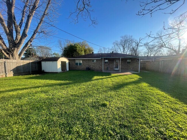 Foto del edificio - Sought after location in Shady Grove!