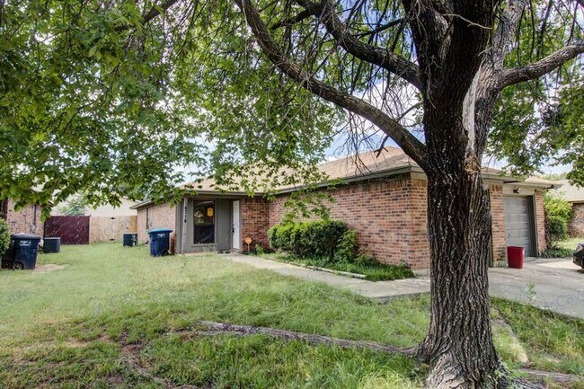 Building Photo - 6714 S Creek Dr