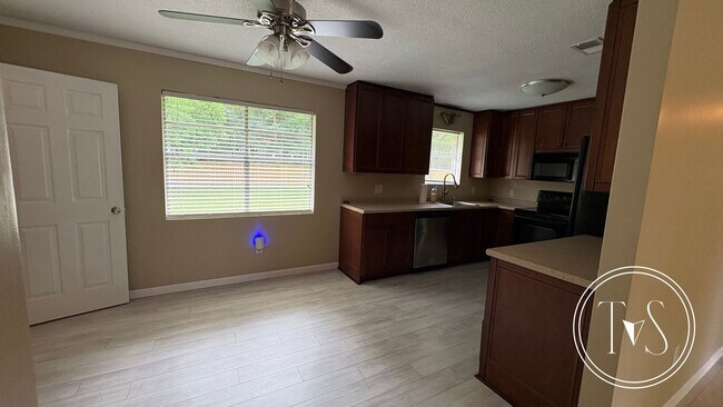 Foto del edificio - RATE DROP ALERT (was $2000/month) & FALL M...