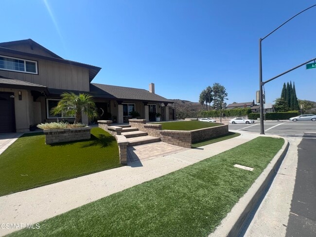 Building Photo - 334 W Avenida De Las Flores