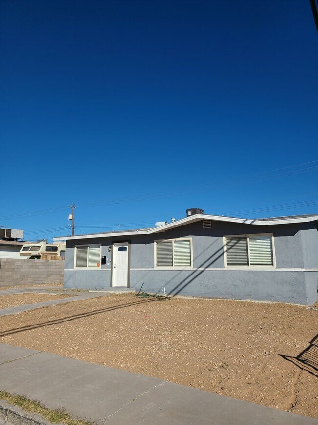 Building Photo - SINGLE STORY *3 BEDROOM* 1BATH* RV PARKING