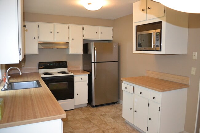 Foto del edificio - Beautiful Home w/Fenced Yard, Garage Is Minutes Away from Nike, Intel & MORE!