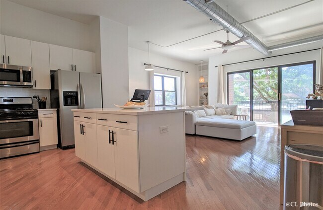 Foto del edificio - 3125 W Fullerton Ave