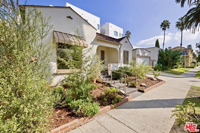 Foto del edificio - 8415 Rosewood Ave
