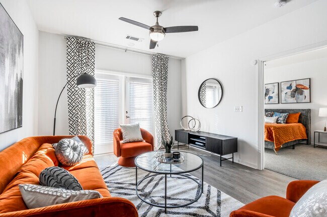 Steele Creek Apartments 1BR, 1BA - Sala de estar y dormitorio - Exchange at Steele Creek