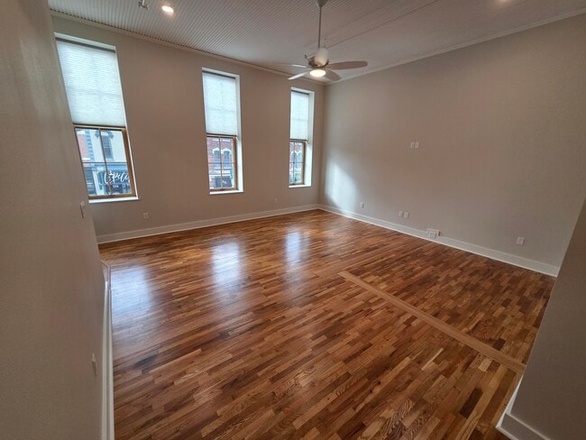 Building Photo - 122 Main St