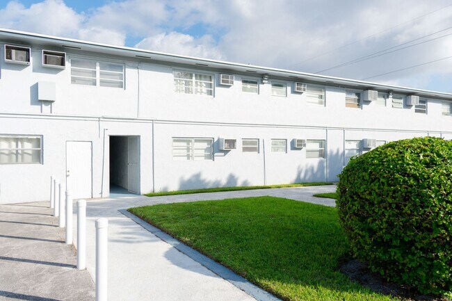 Foto del edificio - For Rent 1/1 for $1,550 near Miami Interna...