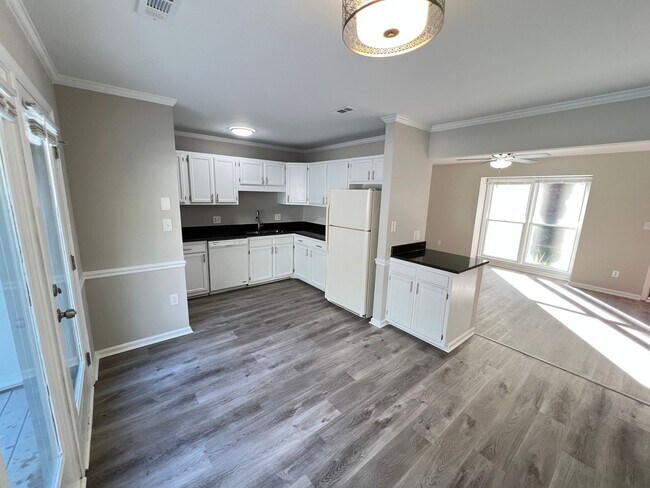 Building Photo - Charming 2 Bed 2 Bath QuadPlex