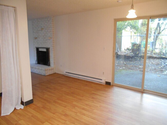 Foto del edificio - Spacious Two Bedroom in the heart of the H...