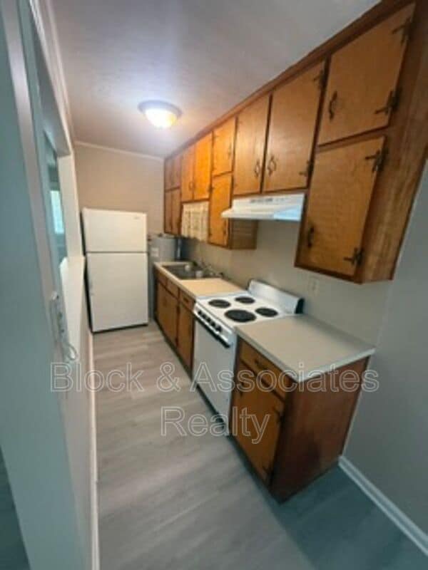 Building Photo - 136 W Pritchard St