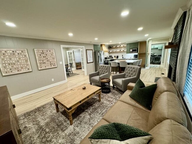 Building Photo - 103 Poinsettia Dr