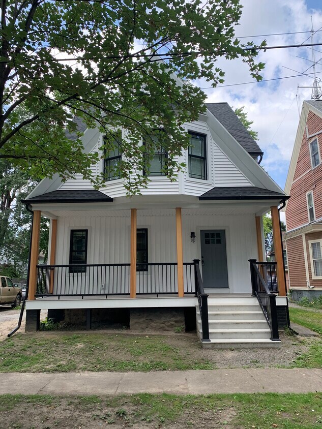 Exteriores recientemente renovados! - 211 Merriman St