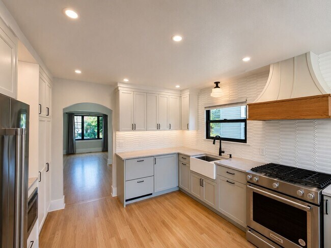 Foto del edificio - Fully Remodeled Ballard 5 Bed/2 Bath Home w/ A/C!