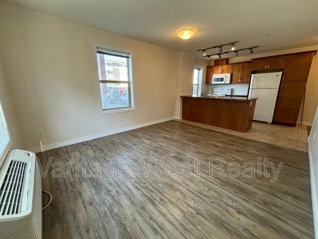 Photo du bâtiment - 598-598 Sutherland Ave