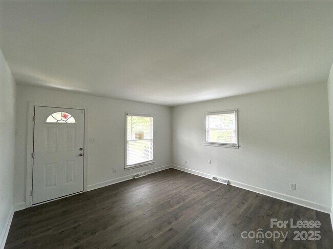 Foto del edificio - 3709 Topsfield Rd