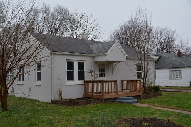 Foto del edificio - ADORABLE 2 BEDROOM 1 BATHROOM HOUSE AVAILABLE NOW