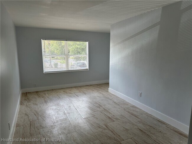 Foto del edificio - 241 S Commerce Ave