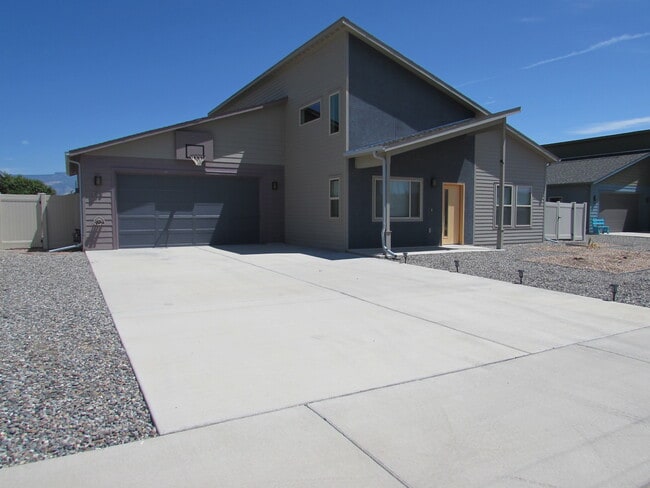 Building Photo - 388 Blue River Dr