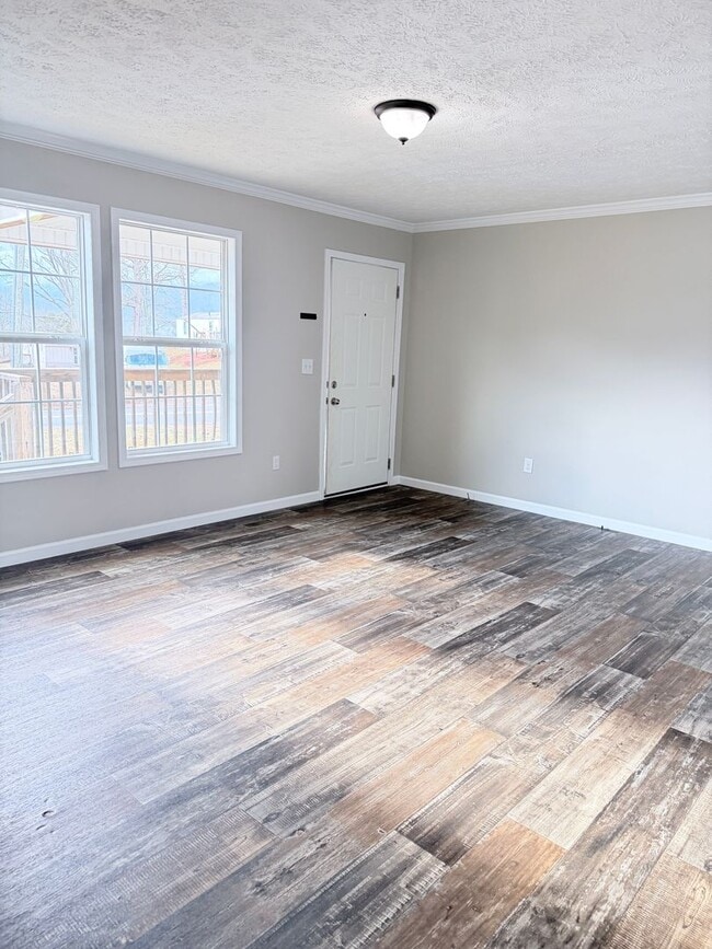 Building Photo - Beautiful 2 Bed, 1 Bath Apartment in Leicester Available now!