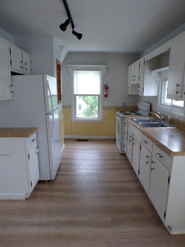 Building Photo - 228 Main St