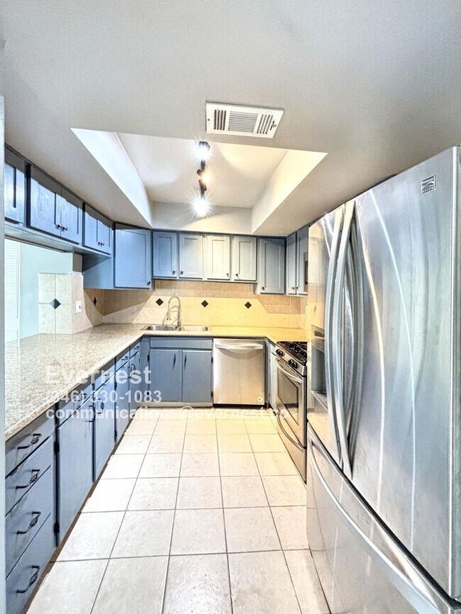 Building Photo - Beautiful 3-Bedroom Townhome with Convenie...