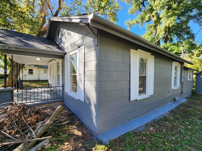 Building Photo - Spacious 2-Bedroom, 1-Bathroom Home AVAILA...