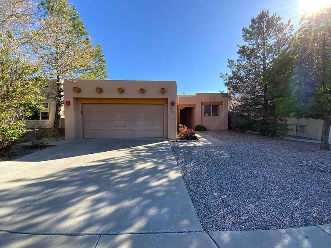 Foto principal - Front / Backyard Landscaped!