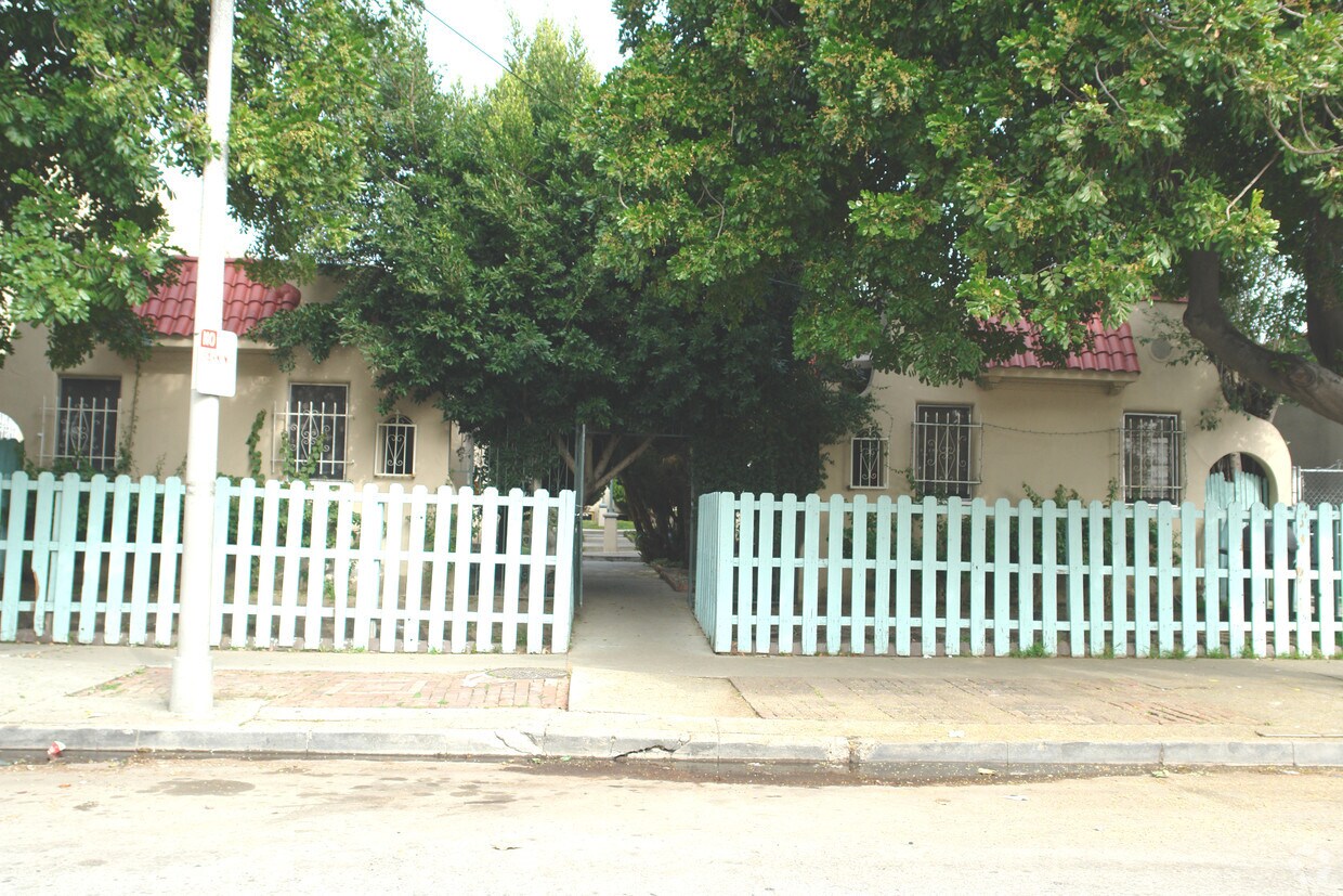 Foto principal - 4457-4463 Willow Brook Ave