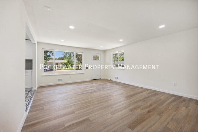 Photo - 305 W Geneseo St-A Apartment