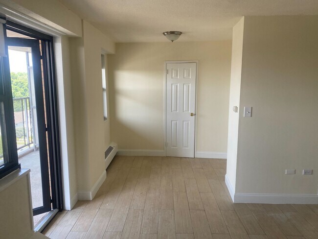 Building Photo - 80 Guion St