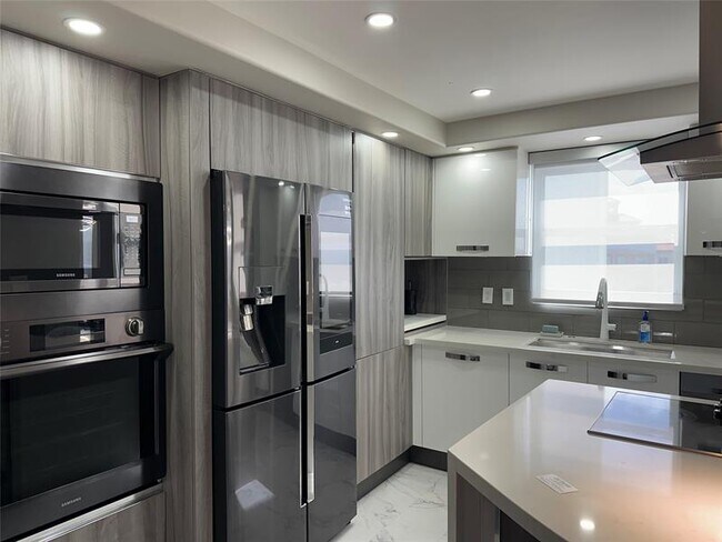 Foto del edificio - 3015 N Ocean Blvd