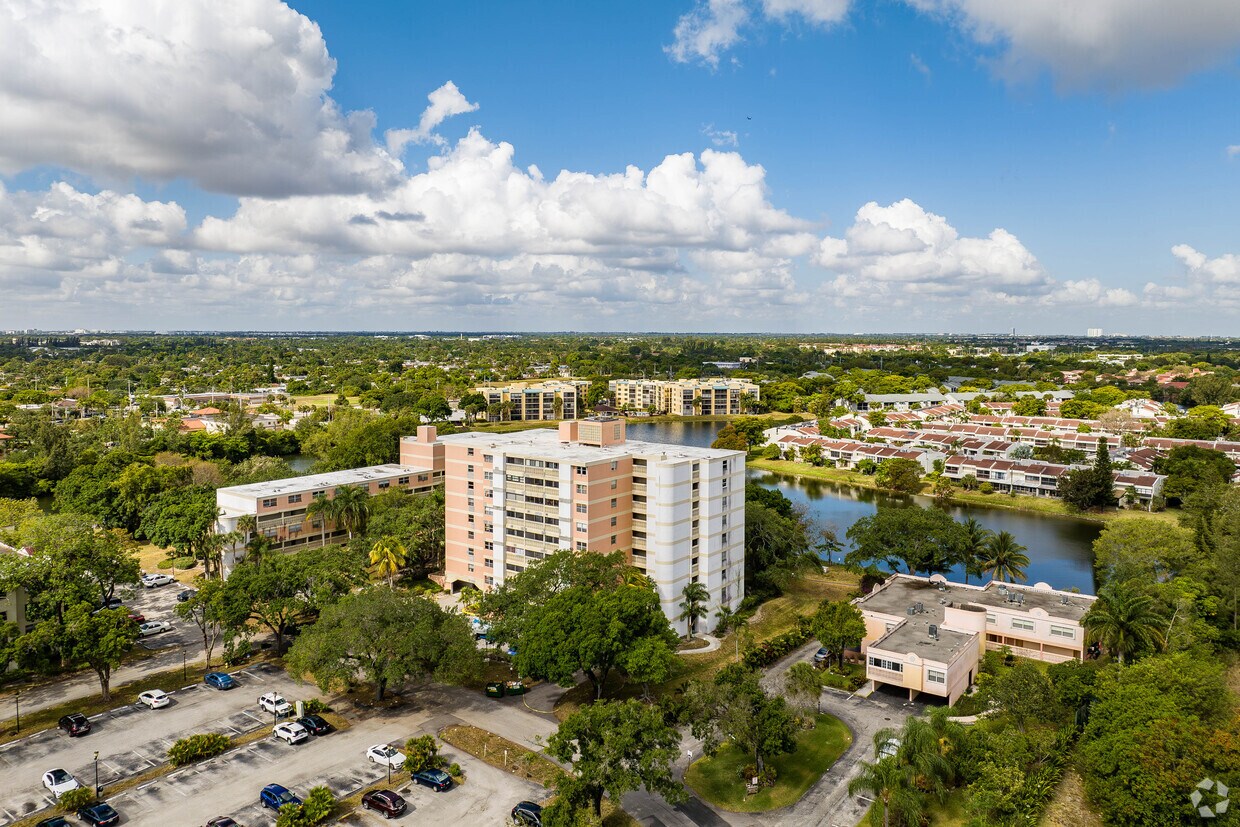 Building Photo - The Lakes of Inverrary Condominium