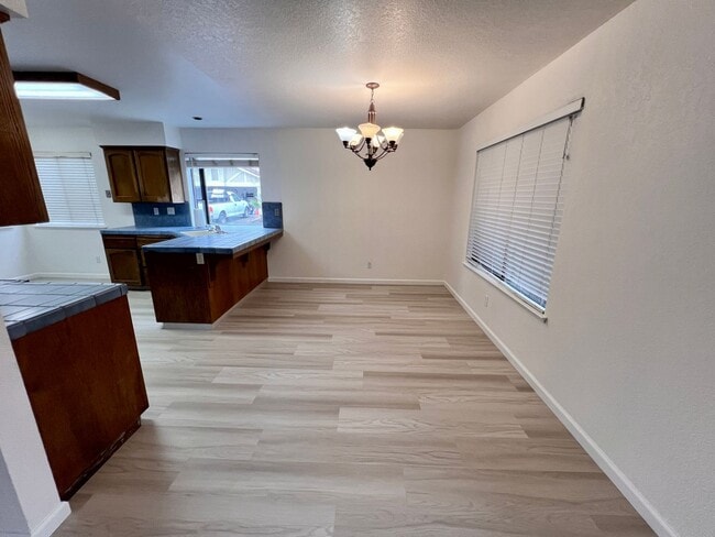 Building Photo - Move in Bonus $500 Rent $2,200 Alluvial & ...