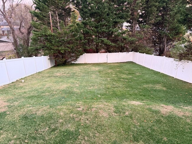 Building Photo - 146 E Park Dr