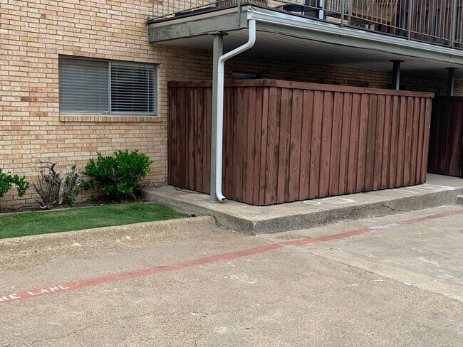 Building Photo - 5831 Sandhurst Ln