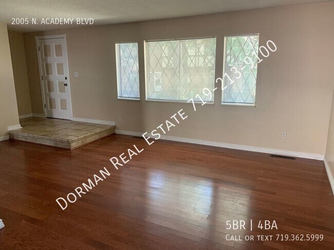 Building Photo - Townhouse with Plenty of room