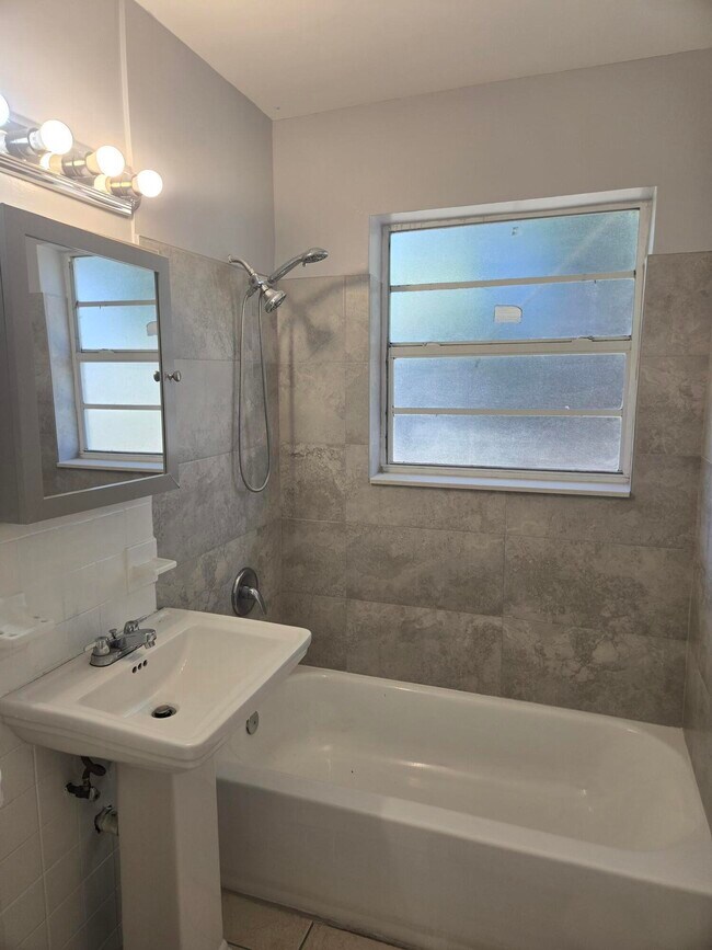 Foto del edificio - 2000 NW 2nd Ct