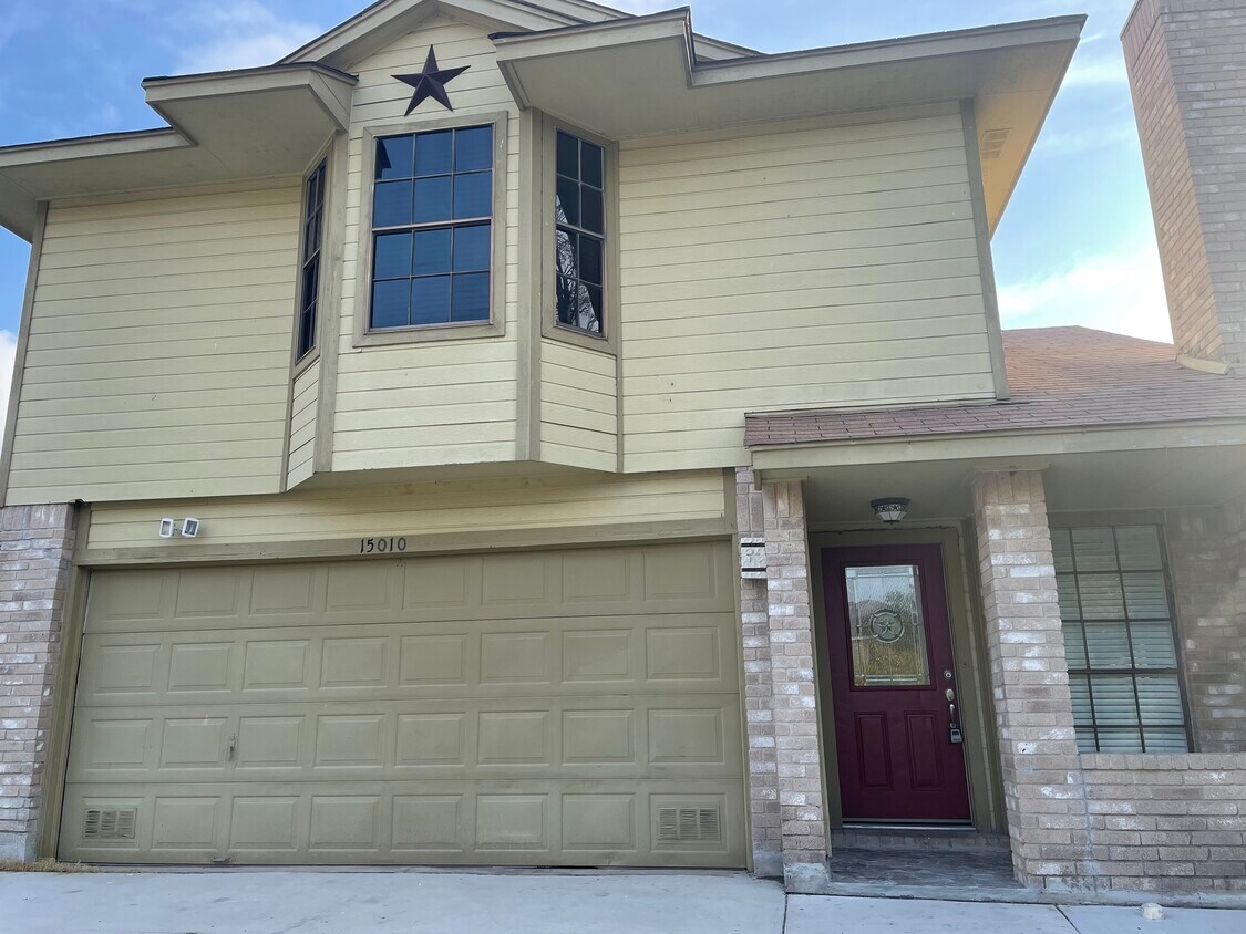 Front - 15010 Baycliff