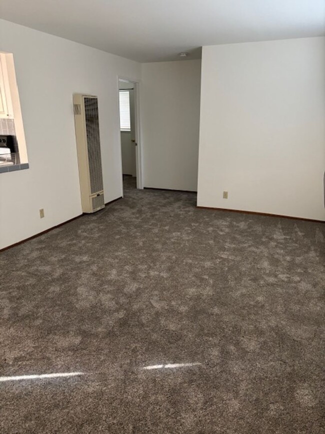 Building Photo - Cute and Cozy 1 Bedroom Walking Distance t...