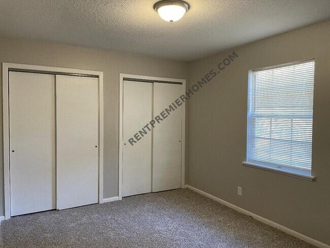 Building Photo - 5911 Chaucer Ln