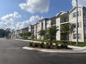 Building Photo - Greenbrier Woods