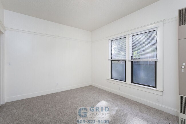 Building Photo - 2 Bedroom Home Available in Southeast Port...