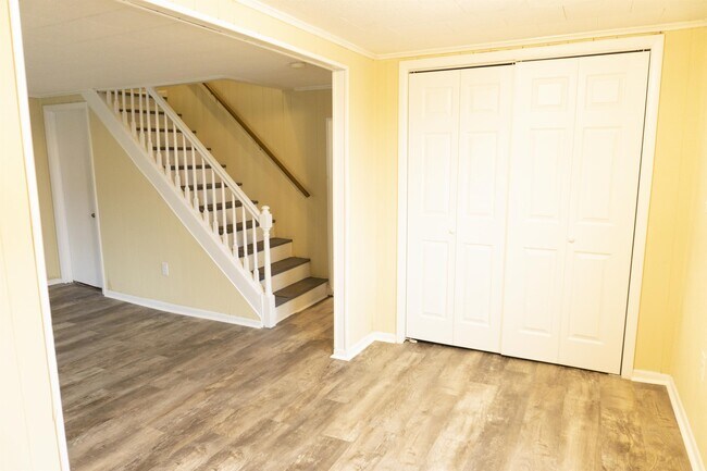 Building Photo - 210 Lavelle Ct