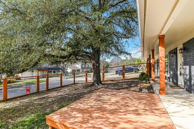 Foto del edificio - 7105 Meadowood Dr