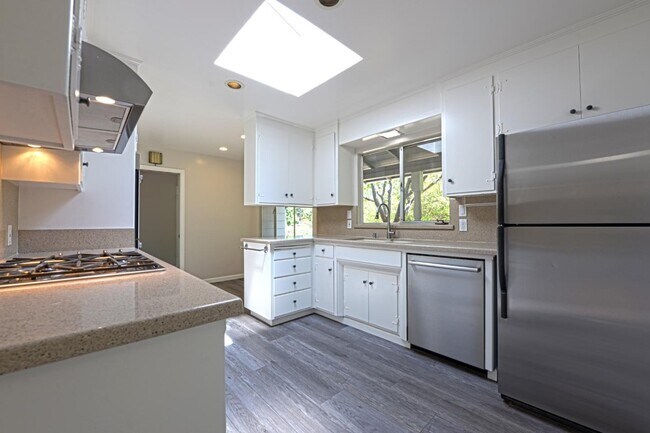 Building Photo - 660 Torwood Ln